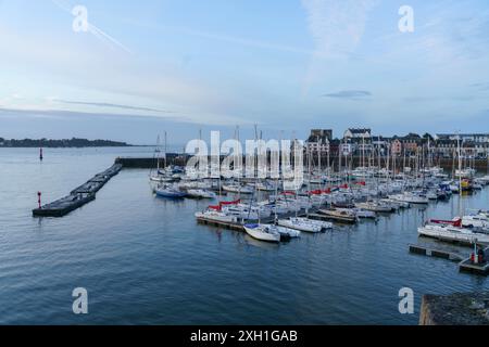 Frankreich, Bretagne, südlicher Teil des Departements Finistère, Concarneau, Blick auf den Jachthafen von der Stadtmauer Ville Close, Stockfoto