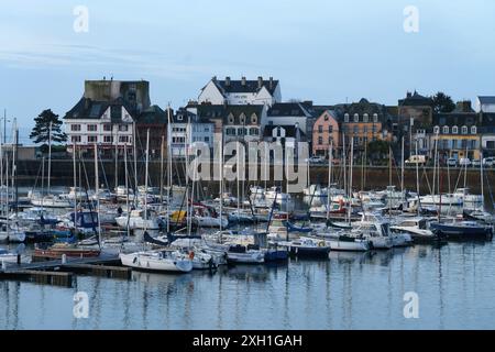 Frankreich, Bretagne, südlicher Teil des Departements Finistère, Concarneau, Blick auf den Jachthafen von der Stadtmauer Ville Close, Stockfoto