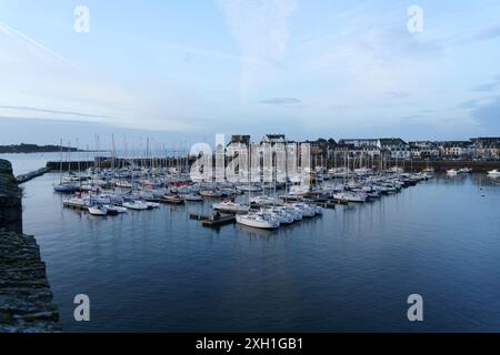 Frankreich, Bretagne, südlicher Teil des Departements Finistère, Concarneau, Blick auf den Jachthafen von der Stadtmauer Ville Close, Stockfoto