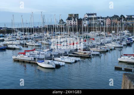 Frankreich, Bretagne, südlicher Teil des Departements Finistère, Concarneau, Blick auf den Jachthafen von der Stadtmauer Ville Close, Stockfoto