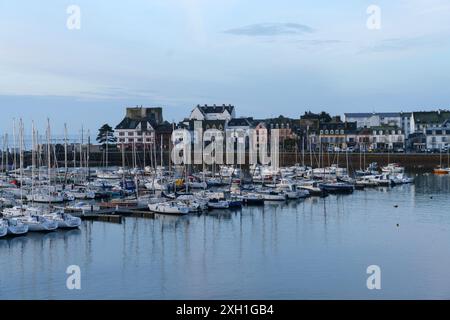 Frankreich, Bretagne, südlicher Teil des Departements Finistère, Concarneau, Blick auf den Jachthafen von der Stadtmauer Ville Close, Stockfoto