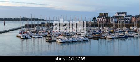 Frankreich, Bretagne, südlicher Teil des Departements Finistère, Concarneau, Blick auf den Jachthafen von der Stadtmauer Ville Close, Stockfoto