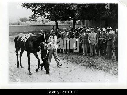 Marschall Philippe Pétain und Admiral Francois Darlan nehmen am Großen Preis von Vichy im August 1941 Teil. Stockfoto