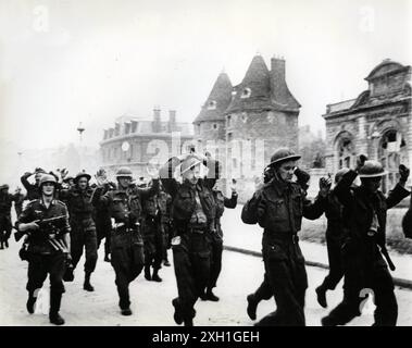 Deutsche Soldaten eskortieren kanadische Soldaten, die nach dem gescheiterten alliierten Angriff auf die französische Küstenstadt Dieppe (bekannt als „Dieppe RAID“) am 19. August 1942 gefangen genommen wurden. Stockfoto