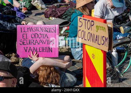 Ilmastokriisi ei odota seuraaviin vaaleihin. Handgeschriebene Schilder in der Myrskyvaroitus-Straße von Elokapina, die eine Sit-in-Demonstration in Helsinki besetzen Stockfoto