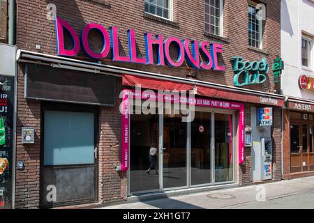 Dollhouse Beach Club Neonlichter tagsüber in der Großen Freiheit 17, St. Pauli Stadtteil Hamburg, Deutschland Stockfoto