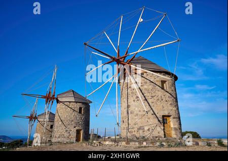 Zwei alte Windmühlen unter klarem blauem Himmel und einer natürlichen Landschaft, Windmühlen, auf einem Kamm, oberhalb von Chora, Hauptstadt Patmos, Patmos, Altstadt, Dodekanese Stockfoto