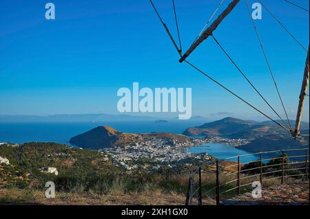 Blick auf eine Stadt an der Küste mit Hügeln und einem breiten Meer unter klarem Himmel, Windmühlen, auf einem Kamm, oberhalb von Chora, Hauptstadt Patmos, Patmos, Altstadt Stockfoto