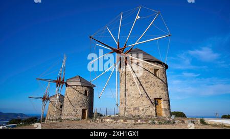 Zwei bruchstückhafte Steinwindmühlen unter einem klaren blauen Himmel in einer natürlichen Umgebung, Windmühlen, auf einem Kamm, oberhalb von Chora, der Hauptstadt von Patmos, Patmos, Old Stockfoto