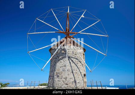 Nahaufnahme einer alten Steinwindmühle mit einem klaren blauen Himmel im Hintergrund, Windmühlen, auf einem Kamm, oberhalb von Chora, Hauptstadt Patmos, Patmos, Altstadt Stockfoto