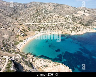 Ein malerischer Blick aus der Luft fängt den Kedros Beach auf der griechischen Insel Donousa ein und offenbart eine atemberaubende sichelförmige Bucht mit kristallklarem Türkis Stockfoto