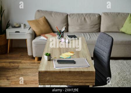 Ein Wohnzimmer mit einer stilvollen Couch und einem eleganten Tisch. Stockfoto