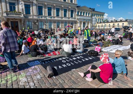 Elokapina oder Extinction Rebellion Finnisches Myrskyvaroitus 7,6. Straßenbesetzung Sit-in-Demonstration auf Pohjoisesplanadi in Helsinki, Finnland Stockfoto