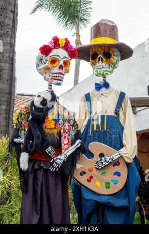 Dia de los Muertos (Tag der Toten) Skelette und Zuckerschädel, lustige Katrinas mit Kleidung, Halloween Dekor in der Altstadt von San Diego, Kalifornien Stockfoto