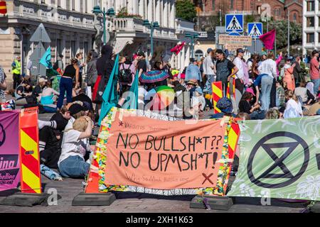 Handgeschriebenes Banner, das das finnische Forstunternehmen UPM-Kymmene bei der Demonstration von Elokapina zur Straßenbesetzung in Helsinki kritisiert Stockfoto