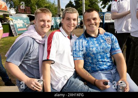 Cty of Brighton & Hove, East Sussex, Großbritannien. England Fußballfans treffen sich beim Big Screen Fan Zone Event, 4theFans, Brighton für das England gegen Niederlande Euro 24 Spiel. Juli 2024 . David Smith/Alamy Stockfoto