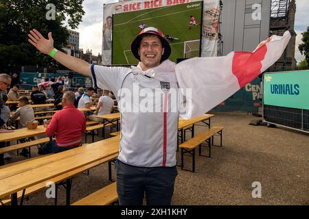 Cty of Brighton & Hove, East Sussex, Großbritannien. England Fußballfans treffen sich beim Big Screen Fan Zone Event, 4theFans, Brighton für das England gegen Niederlande Euro 24 Spiel. Juli 2024 . David Smith/Alamy Stockfoto