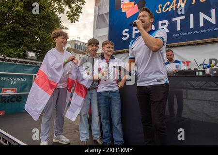 Brighton & Hove, East Sussex, Großbritannien. England Fußballfans treffen sich beim Big Screen Fan Zone Event, 4theFans, Brighton für das England gegen Niederlande Euro 24 Spiel. Juli 2024 . David Smith/Alamy Stockfoto