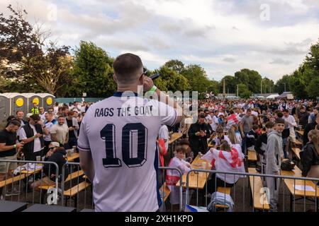 Cty of Brighton & Hove, East Sussex, Großbritannien. England Fußballfans treffen sich auf dem Big Screen Fan Zone Event, 4theFans, Brighton für das Spiel England gegen Niederlande Euro 24 mit einigen Vorspielen von Rags the Goat. Juli 2024 . David Smith/Alamy Stockfoto