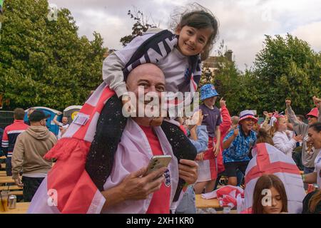 Cty of Brighton & Hove, East Sussex, Großbritannien. England Fußballfans treffen sich beim Big Screen Fan Zone Event, 4theFans, Brighton für das England gegen Niederlande Euro 24 Spiel. Juli 2024 . David Smith/Alamy Stockfoto