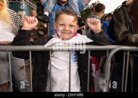 Cty of Brighton & Hove, East Sussex, Großbritannien. England Fußballfans treffen sich beim Big Screen Fan Zone Event, 4theFans, Brighton für das England gegen Niederlande Euro 24 Spiel. Juli 2024 . David Smith/Alamy Stockfoto