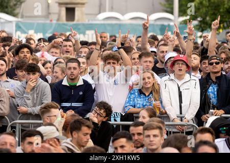 Cty of Brighton & Hove, East Sussex, Großbritannien. England Fußballfans treffen sich beim Big Screen Fan Zone Event, 4theFans, Brighton für das England gegen Niederlande Euro 24 Spiel. Juli 2024 . David Smith/Alamy Stockfoto