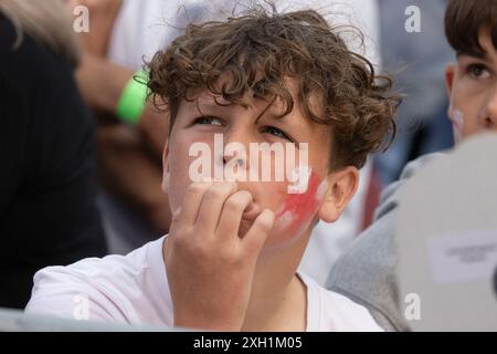 Cty of Brighton & Hove, East Sussex, Großbritannien. England Fußballfans treffen sich beim Big Screen Fan Zone Event, 4theFans, Brighton für das England gegen Niederlande Euro 24 Spiel. Juli 2024 . David Smith/Alamy Stockfoto