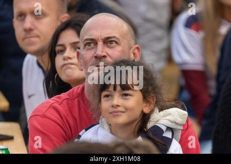 Cty of Brighton & Hove, East Sussex, Großbritannien. England Fußballfans treffen sich beim Big Screen Fan Zone Event, 4theFans, Brighton für das England gegen Niederlande Euro 24 Spiel. Juli 2024 . David Smith/Alamy Stockfoto