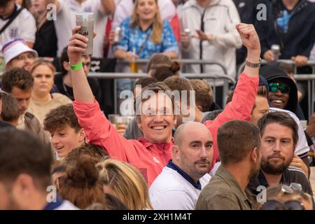 Cty of Brighton & Hove, East Sussex, Großbritannien. England Fußballfans treffen sich beim Big Screen Fan Zone Event, 4theFans, Brighton für das England gegen Niederlande Euro 24 Spiel. Juli 2024 . David Smith/Alamy Stockfoto