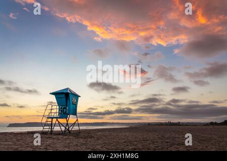 Rettungsschwimmturm am Coronado Beach bei Sonnenuntergang in San Diego, Kalifornien Stockfoto