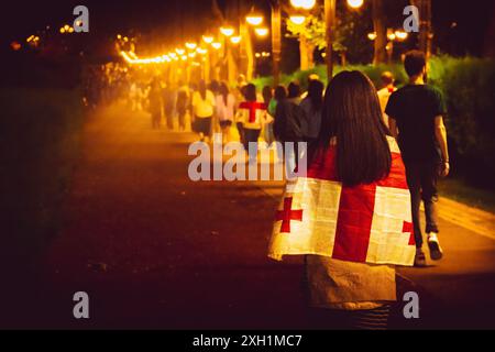 Tiflis, Georgien - 20. juni 2024: Fans der Fußballnationalmannschaft Georgiens verlassen das Stadion, nachdem sie das Fußball-Spiel der EURO 2024 gesehen haben. Stockfoto