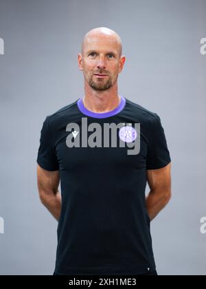 ABD0147 20240711 - WIEN - ÖSTERREICH: Co-Trainer Christoph Glatzer am Donnerstag, 11. Juli 2024, anl. Des Mannschaftsfototermins von FK Austria Wien in Wien. - Foto: APA/EVA MANHART - 20240711 PD2759 Credit: APA-PictureDesk/Alamy Live News Stockfoto