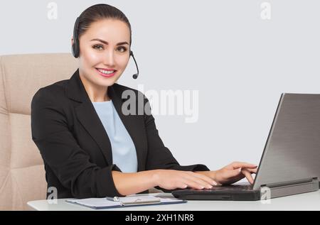 Die Telefonistin lächelt und spricht am Telefon. Helpline antwortet. Arbeiten Sie im Büro. Call-Center-Service. Stockfoto