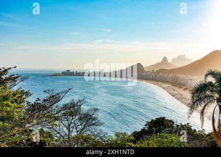 Am späten Nachmittag am Copacabana-Strand in Rio de Janeiro an einem Sommertag Stockfoto