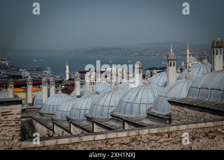 Madrasa Kuppeln und Blick auf die Stadt von der Suleymaniye Moschee Komplex, gebaut im Jahre 1557 für den berühmten osmanischen Kaiser Suleiman der prächtige, ist Stockfoto