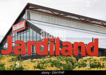 Anse, Frankreich - 25. Juli 2023: Jardiland in Frankreich. Jardiland ist ein französisches Vertriebsunternehmen für Gärten und Haustiere Stockfoto