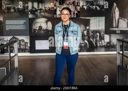 Junge Kunsthistorikstudent im Museum für Malerei und Skulptur, die modernistische türkische Malerei und Skulptur aus spätosmanischer Zeit zeigt Stockfoto