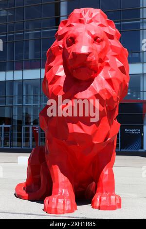 Decines, Frankreich - 13. Juni 2019: Emblem der Olympique Lyon. Olympique Lyon ist ein französischer Fußballverein aus Lyon Stockfoto