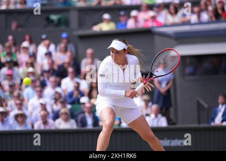 London, Großbritannien. Juli 2024. LONDON, ENGLAND - 11. JULI: Donna Vekic aus Kroatien spielt eine Rückhand gegen Jasmine Paolini aus Italien im Halbfinale der Damen-Singles-Spiel während des elften Tages der Meisterschaft Wimbledon 2024 im All England Lawn Tennis and Croquet Club am 11. Juli 2024 in London, England Credit: MB Media Solutions/Alamy Live News Stockfoto
