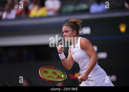 Die Italienerin Jasmine Paolini feiert am 11. Juli 2024 im All England Lawn Tennis and Croquet Club in Wimbledon, Südwesten Londons, einen Punkt gegen die Kroatische Donna Vekic 2024. Quelle: MB Media Solutions/Alamy Live News Stockfoto