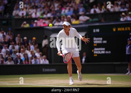 London, Großbritannien. Juli 2024. LONDON, ENGLAND - 11. JULI: Donna Vekic aus Kroatien spielt am 11. Juli 2024 im Halbfinalspiel der Damen-Singles-Meisterschaft Wimbledon 2024 im All England Lawn Tennis and Croquet Club einen Drop-shot gegen Jasmine Paolini aus Italien. MB Media Solutions/Alamy Live News Stockfoto