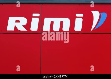 Riga, Lettland - 26. Mai 2024: Rimi Baltic Logo an einer Wand. Rimi Baltic ist ein großer Einzelhandelsunternehmen in den baltischen staaten mit Sitz in Riga, Lettland Stockfoto