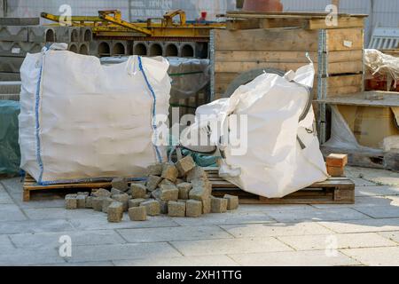 Granit Straßenpflastersteine in der Tasche auf einer Baustelle. Stockfoto