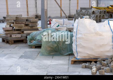 Granit Straßenpflastersteine in der Tasche auf einer Baustelle. Stockfoto