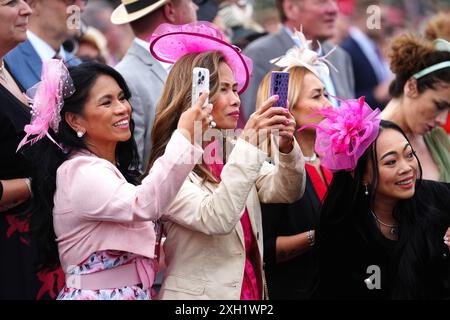 Racegoer machen Fotos, nachdem Jockey Ryan Moore (nicht im Bild) die Juli-Stakes des Königreichs Bahrain an Bord der Horse WhistleJacket am Ladies Day während des Julifestivals 2024 auf der Newmarket Racecourse gewonnen hat. Bilddatum: Donnerstag, 11. Juli 2024. Stockfoto