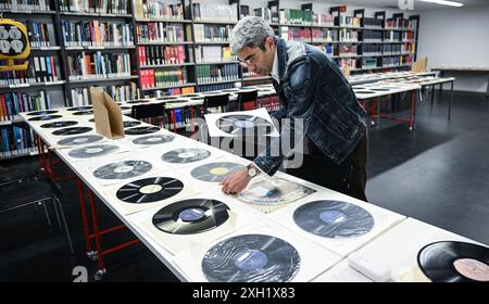 Berlin, Deutschland. Juli 2024. Jonas Fansa, Betriebsdirektor der Zentral- und Landesbibliothek Berlin, prüft die nach Wasserschäden ausgelegten Unterlagen in einem Gebäude der Zentral- und Landesbibliothek. Quelle: Britta Pedersen/dpa/Alamy Live News Stockfoto