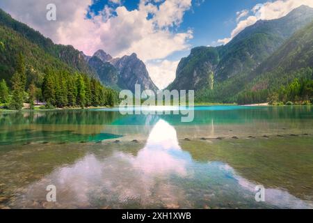 Landschaft des Toblacher Sees oder des Toblacher Sees in den Dolomiten. Das herrliche Spiegelbild der Berge im Wasser des Sees. Pustertal, Stockfoto