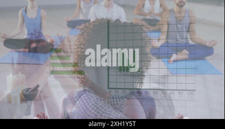 Bild des Ladekreises und Diagramme über verschiedene Menschen, die Yoga im Studio praktizieren. Digital Composite, Mehrfachbelichtung, Bericht, Geschäft, Fortschritt, nu Stockfoto