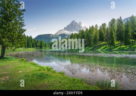 Der Antornosee und die drei Gipfel des Lavaredo im Hintergrund. Dolomiten Berge. Auronzo di Cadore, Provinz Belluno, Region Veneto, Ital Stockfoto