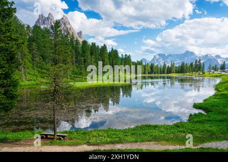 Der Antornosee und die drei Gipfel des Lavaredo im Hintergrund. Dolomiten Berge. Auronzo di Cadore, Provinz Belluno, Region Veneto, Ital Stockfoto